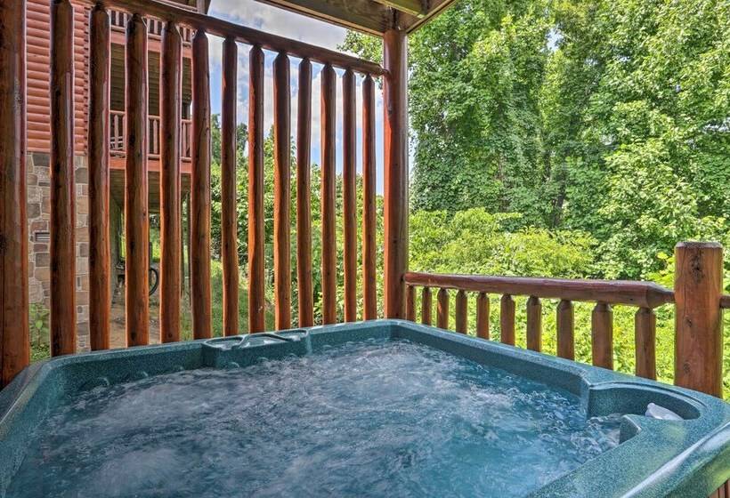 Sevierville Cabin W/ Games, Hot Tub & 4 King Beds!