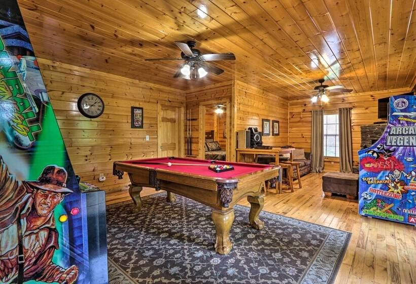 Sevierville Cabin W/ Games, Hot Tub & 4 King Beds!