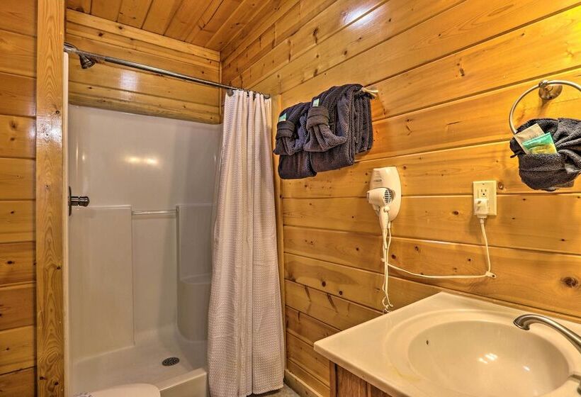 Sevierville Cabin W/ Games, Hot Tub & 4 King Beds!