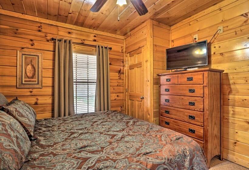 Sevierville Cabin W/ Games, Hot Tub & 4 King Beds!
