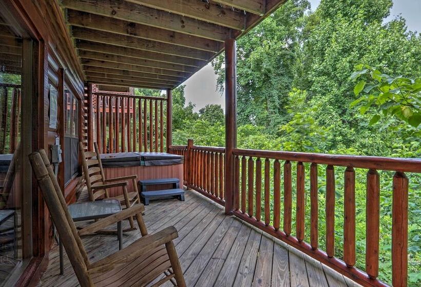 Sevierville Cabin W/ Games, Hot Tub & 4 King Beds!