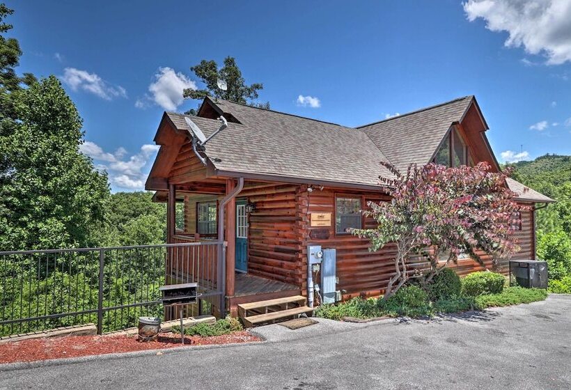 Sevierville Cabin W/ Games, Hot Tub & 4 King Beds!