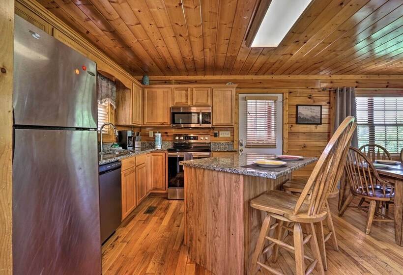 Sevierville Cabin W/ Games, Hot Tub & 4 King Beds!