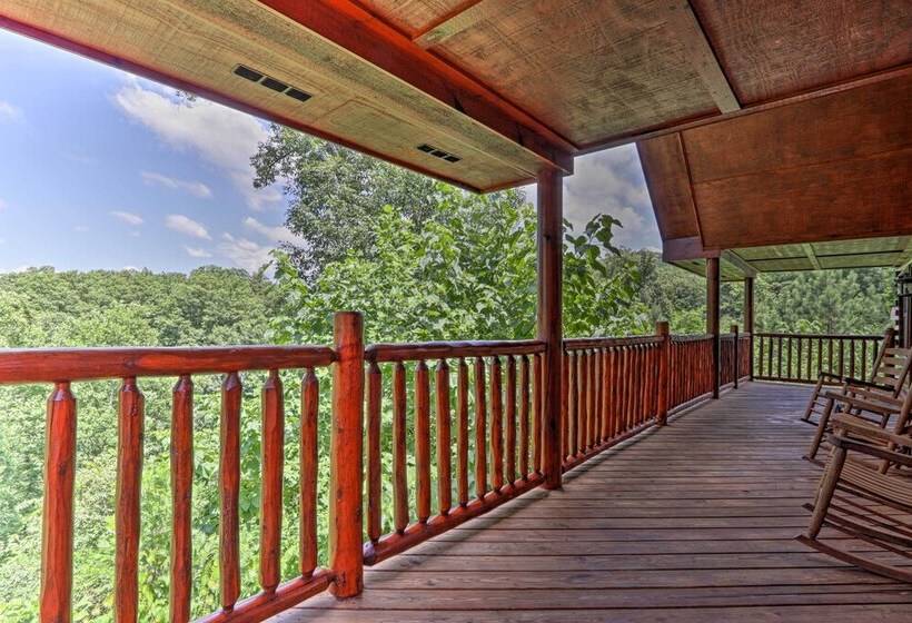 Sevierville Cabin W/ Games, Hot Tub & 4 King Beds!