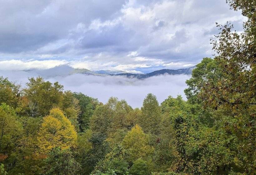 Smoky Mountain Cabin W/ Hot Tub & Views!