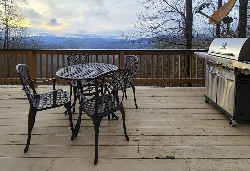 Smoky Mountain Cabin W/ Hot Tub & Views!