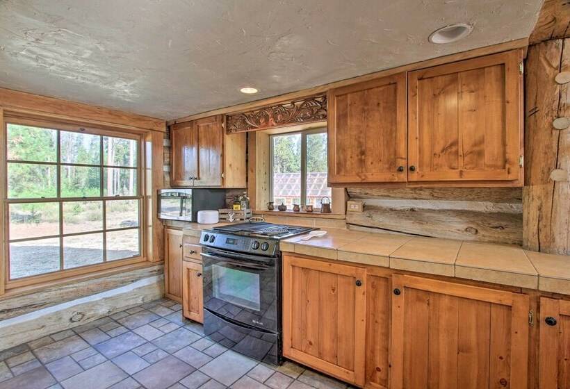 Snow Pine Retreat   Remote Crescent Log Cabin!