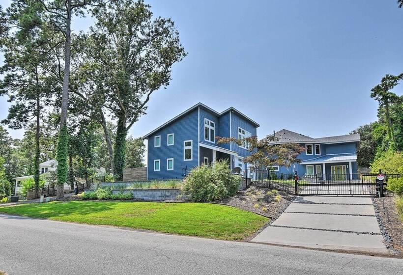 Southern Shores Retreat W/ Expansive Outdoor Space