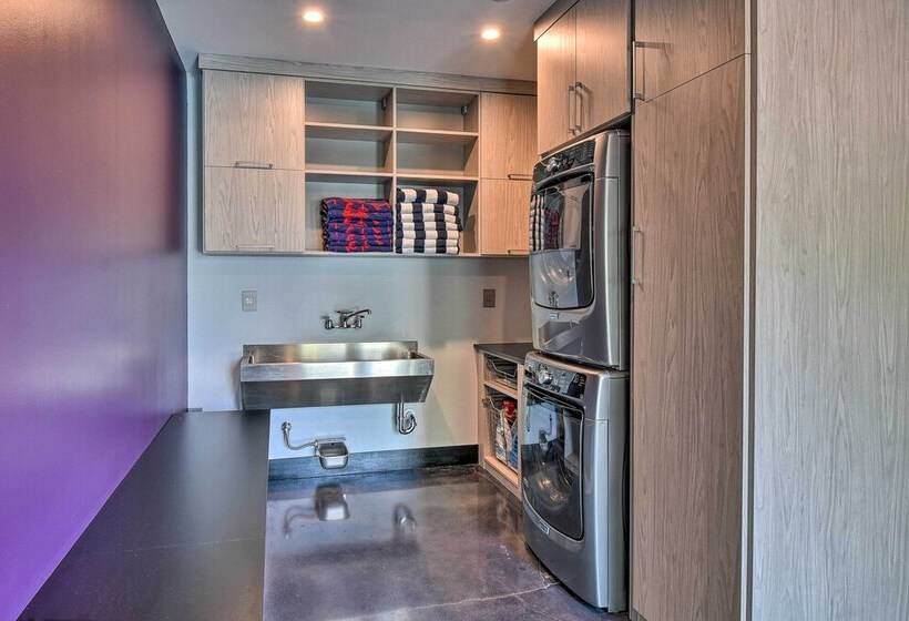 Southern Shores Retreat W/ Expansive Outdoor Space