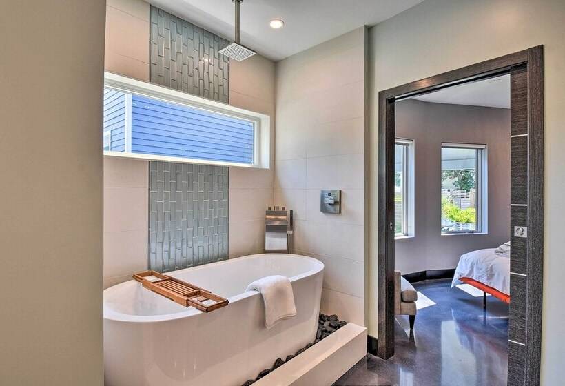 Southern Shores Retreat W/ Expansive Outdoor Space