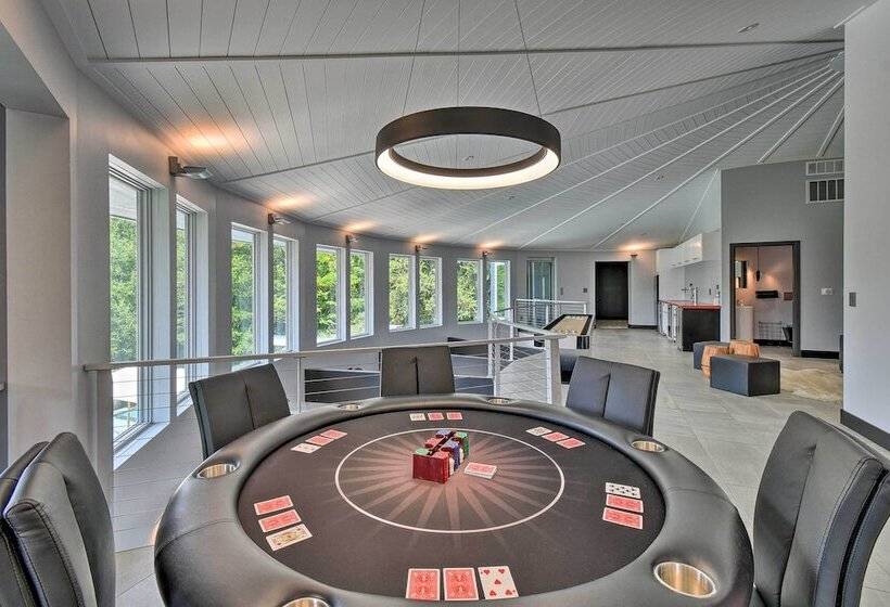 Southern Shores Retreat W/ Expansive Outdoor Space