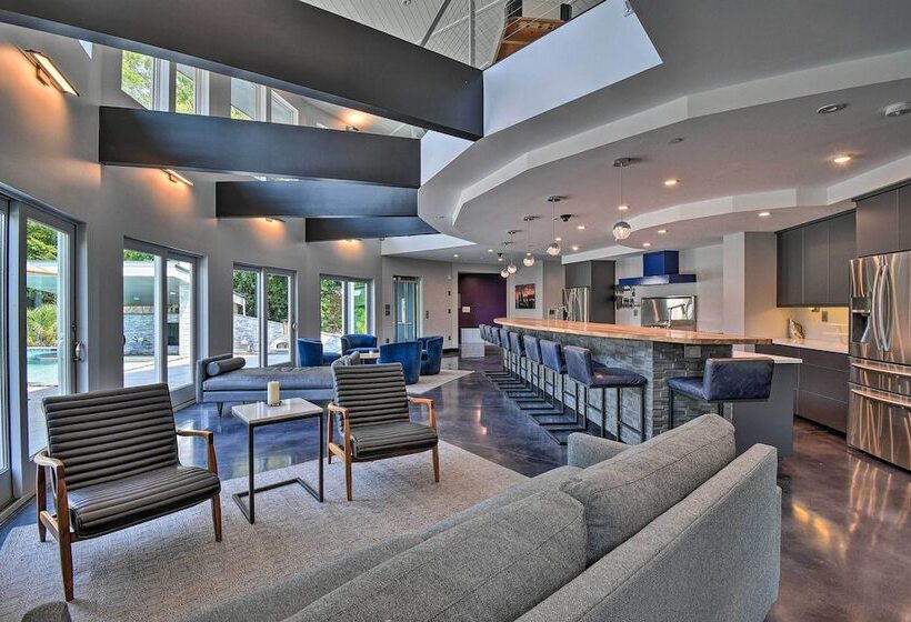 Southern Shores Retreat W/ Expansive Outdoor Space