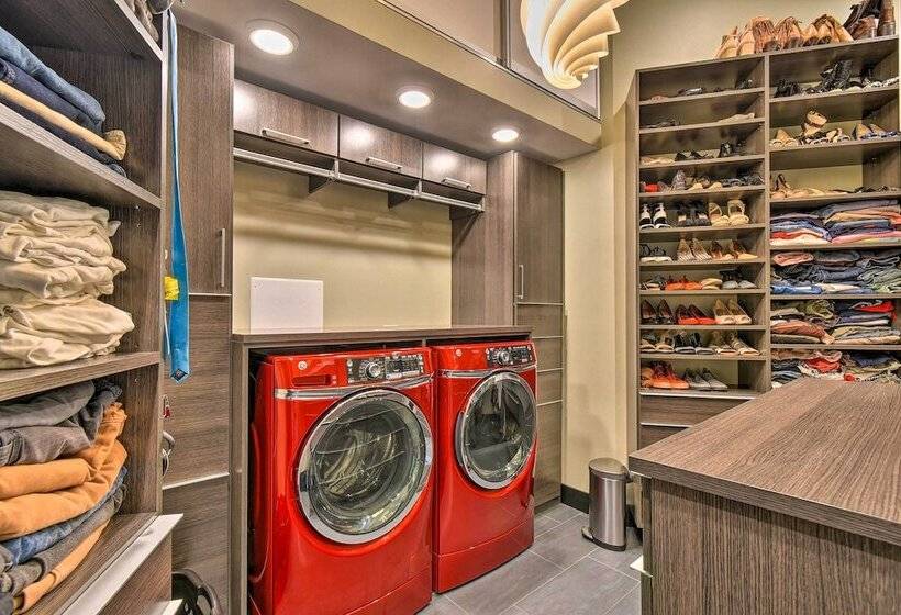 Southern Shores Retreat W/ Expansive Outdoor Space