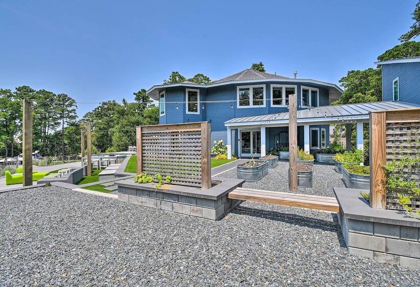 Southern Shores Retreat W/ Expansive Outdoor Space