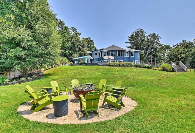 Southern Shores Retreat W/ Expansive Outdoor Space