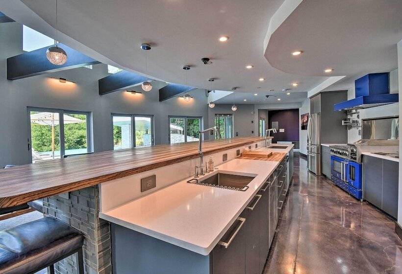 Southern Shores Retreat W/ Expansive Outdoor Space