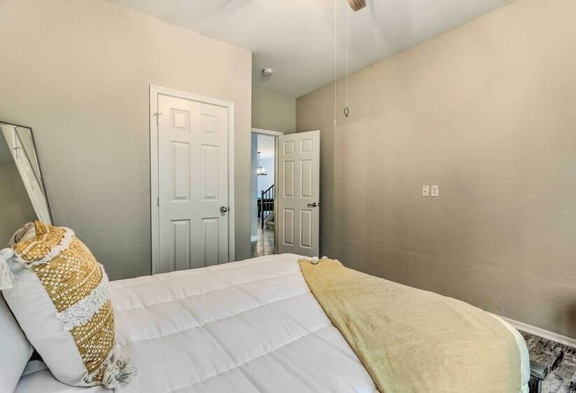 Spacious Gilbert Escape W/ Pool & Hot Tub!