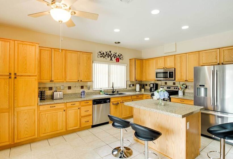 Spacious Goodyear Retreat   Walk To Wigwam!