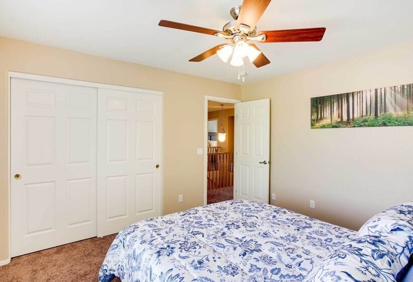 Spacious Goodyear Retreat   Walk To Wigwam!