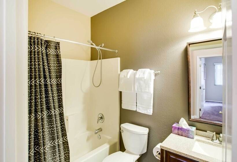 Spacious Goodyear Retreat   Walk To Wigwam!