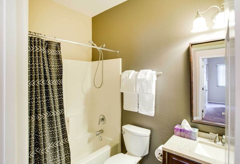 Spacious Goodyear Retreat   Walk To Wigwam!