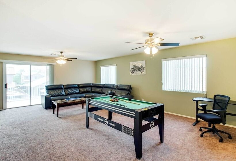 Spacious Goodyear Retreat   Walk To Wigwam!