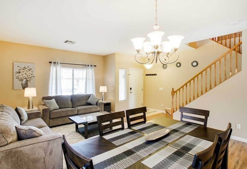 Spacious Goodyear Retreat   Walk To Wigwam!