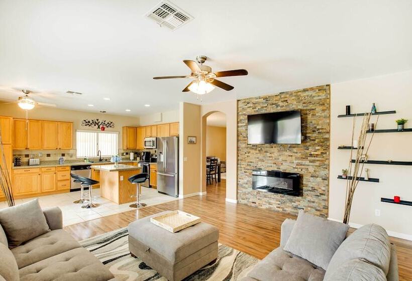 Spacious Goodyear Retreat   Walk To Wigwam!