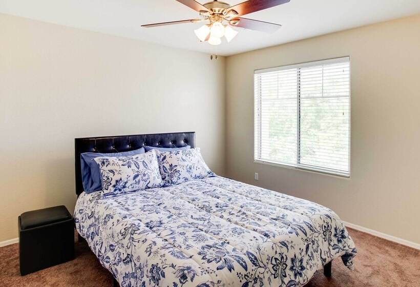 Spacious Goodyear Retreat   Walk To Wigwam!