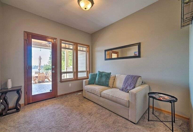 Spacious Lake Stevens Home W/ Fire Pit, Patio