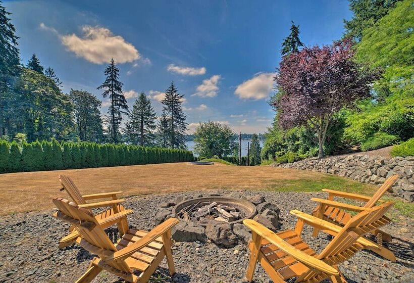 Spacious Lake Stevens Home W/ Fire Pit, Patio