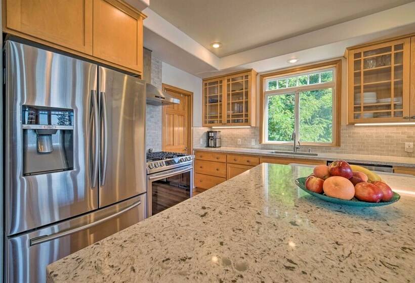 Spacious Lake Stevens Home W/ Fire Pit, Patio