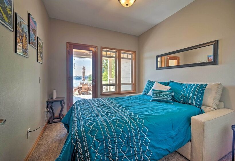 Spacious Lake Stevens Home W/ Fire Pit, Patio