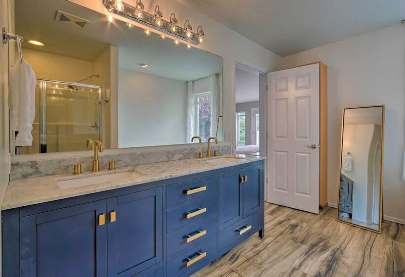 Spacious Lake Stevens Home W/ Fire Pit, Patio