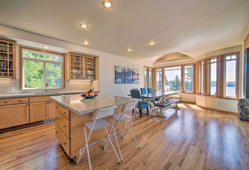 Spacious Lake Stevens Home W/ Fire Pit, Patio