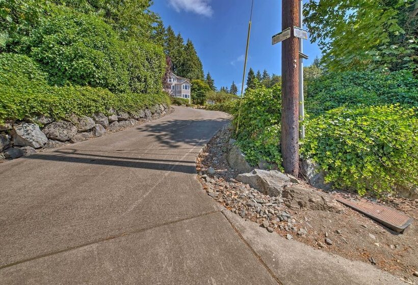 Spacious Lake Stevens Home W/ Fire Pit, Patio