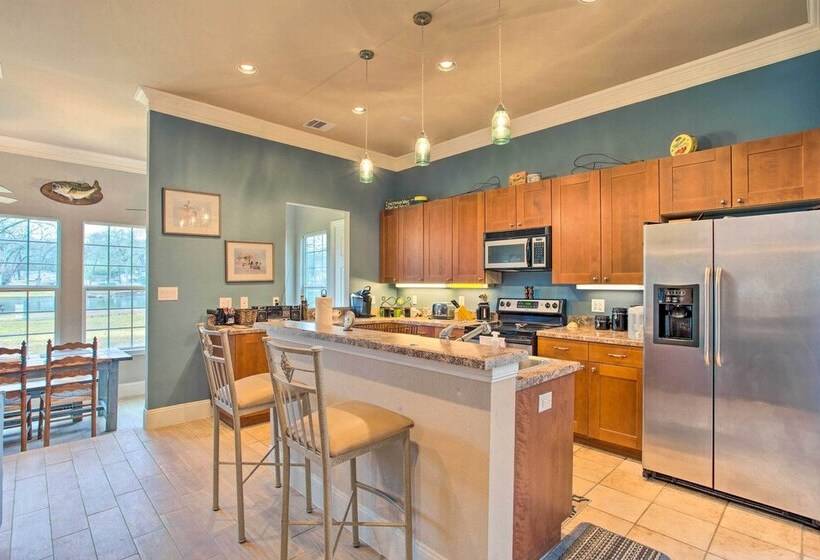 Cedar Creek Reservoir Home W/ Deck & Fire Pit!