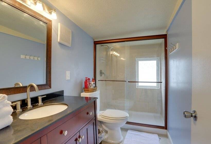 Spacious Lakefront House W/ Backyard Fire Pit