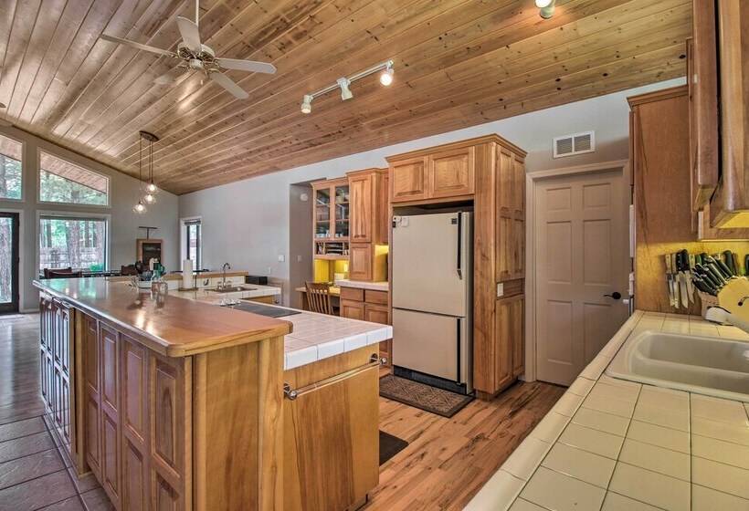 Yard, Grill & Games: Spacious Cabin In Lakeside!