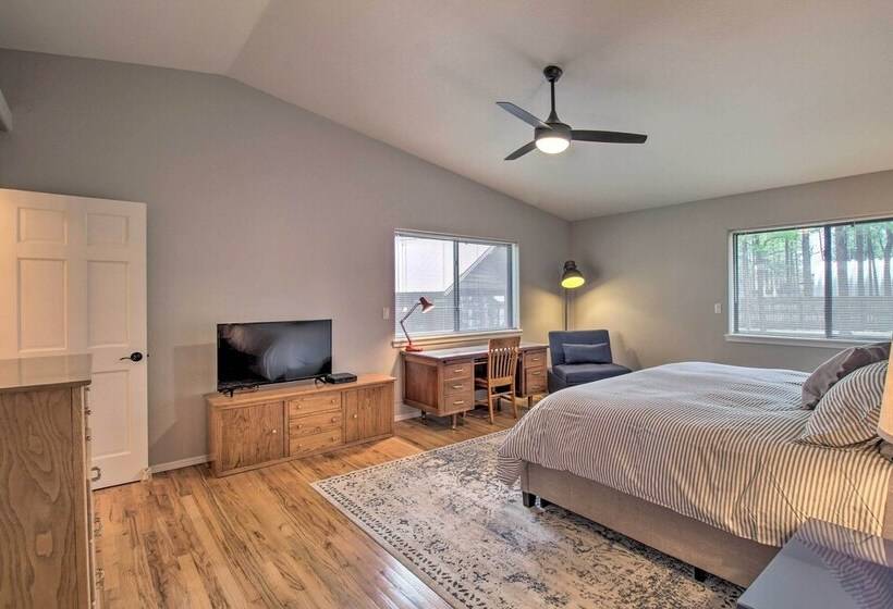 Yard, Grill & Games: Spacious Cabin In Lakeside!