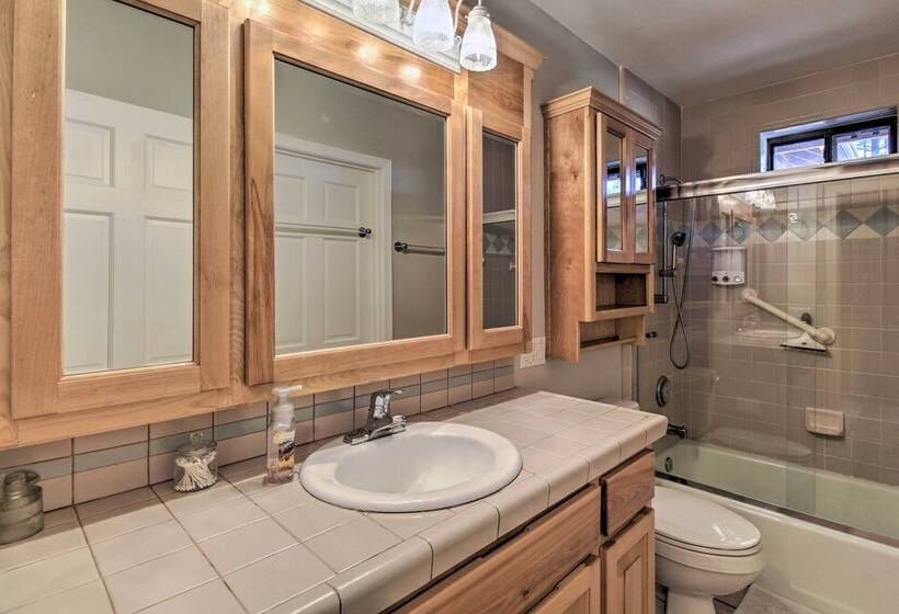 Yard, Grill & Games: Spacious Cabin In Lakeside!