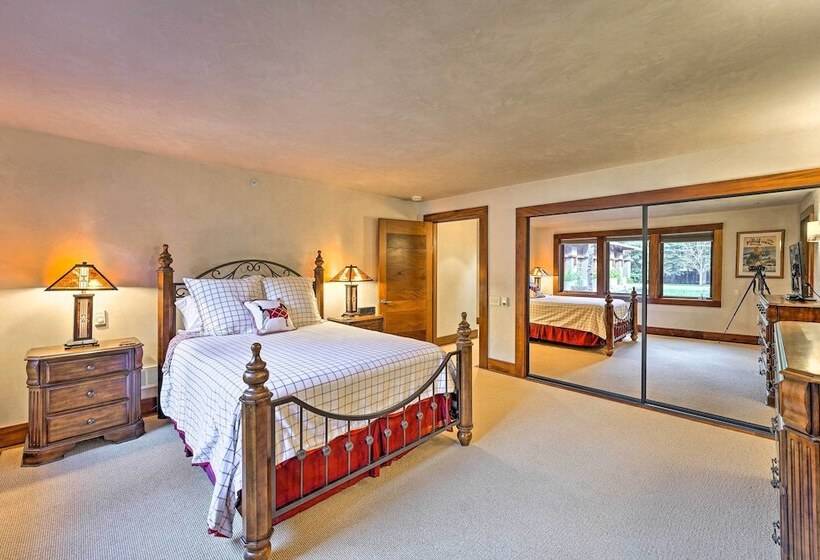 Spacious Luxury Retreat W/ Private Hot Tub & Pool!