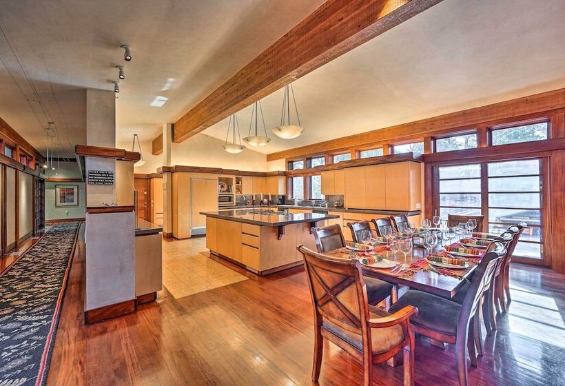 Spacious Luxury Retreat W/ Private Hot Tub & Pool!