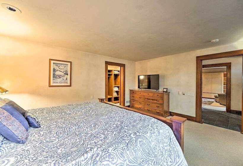 Spacious Luxury Retreat W/ Private Hot Tub & Pool!