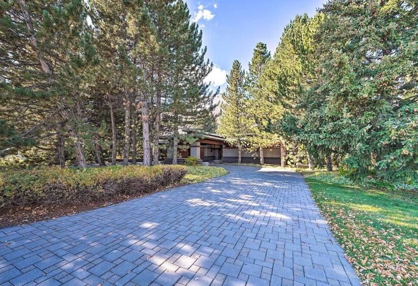 Spacious Luxury Retreat W/ Private Hot Tub & Pool!