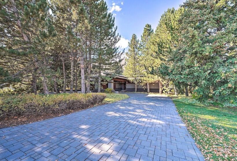 Spacious Luxury Retreat W/ Private Hot Tub & Pool!