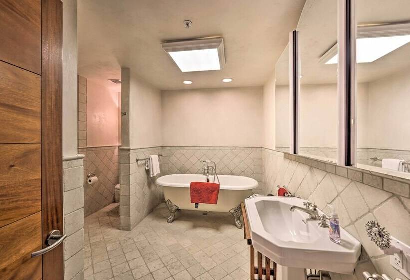 Spacious Luxury Retreat W/ Private Hot Tub & Pool!