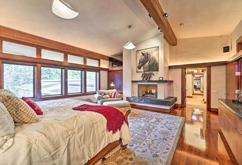 Spacious Luxury Retreat W/ Private Hot Tub & Pool!