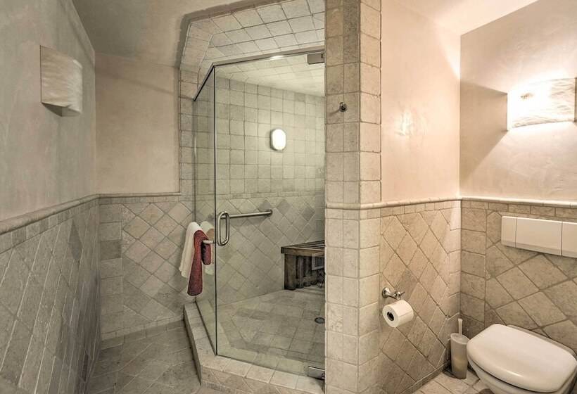 Spacious Luxury Retreat W/ Private Hot Tub & Pool!