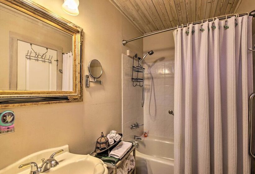 Spacious Sooner Star Beach House: Steps To Beach!